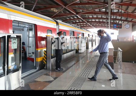 201231 -- PECHINO, 31 dicembre 2020 -- Un passeggero prende la linea arancione in una stazione della metropolitana di Lahore, Pakistan, 26 ottobre 2020. Il primo servizio ferroviario metropolitano del Pakistan, la linea arancione, ha iniziato la sua attività commerciale ottobre 25 nella storica città del paese di Lahore, la capitale della provincia del Punjab, aprendo una nuova tappa per il paese dell'Asia meridionale nel settore dei trasporti pubblici. Come progetto di raccolta precoce nell'ambito del corridoio economico Cina-Pakistan CPEC, la linea arancione è stata costruita da China State Railway Group Co., Ltd. E China North Industries Corporation ed è stata gestita da Foto Stock