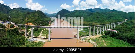 201231 -- PECHINO, 31 dicembre 2020 -- foto aerea scattata il 24 luglio 2020 mostra il ponte Super Major del fiume Ban Ladhan Mekong della ferrovia cinese-Laos in Laos. La ferrovia Cina-Laos si snoderà per più di 400 km dal cancello di confine di Boten nel Laos settentrionale, al confine con la Cina, fino a Vientiane con una velocità operativa di 160 km all'ora. Il progetto è iniziato nel dicembre 2016 e dovrebbe essere completato e aperto al traffico nel dicembre 2021. Il 2020 è stato un anno difficile per le economie mondiali nel contesto della pandemia di COVID-19 globale. In questo contesto, la Cina ha assistito a una cooperazione resiliente con il "Belt and Road B&R Coun" Foto Stock