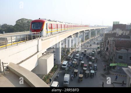 201231 -- PECHINO, 31 dicembre 2020 -- Un treno per la linea arancione arriva in una stazione della metropolitana a Lahore, Pakistan, 26 ottobre 2020. Il primo servizio ferroviario metropolitano del Pakistan, la linea arancione, ha iniziato la sua attività commerciale ottobre 25 nella storica città del paese di Lahore, la capitale della provincia del Punjab, aprendo una nuova tappa per il paese dell'Asia meridionale nel settore dei trasporti pubblici. Come progetto di raccolta precoce nell'ambito del CPEC corridoio economico Cina-Pakistan, la linea arancione è stata costruita da China State Railway Group Co., Ltd. E China North Industries Corporation ed è stata gestita b Foto Stock