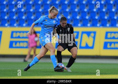 Lina Boussif (Racing FC Union Letzebuerg) schiarendo la palla davanti a Nikoleta Kalesi (11 FC PAOK Salonicco) durante la partita di qualificazione della UEFA Womens Champions League PAOK vs Racing Union all'NV Arena St Polten (Tom Seiss/ SPP) credito: SPP Sport Press Photo. /Alamy Live News Foto Stock