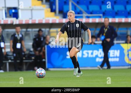 Emelie Helmvall (9 FC PAOK Salonicco) che fa avanzare la palla durante la partita di qualificazione della UEFA Womens Champions League PAOK vs Racing Union all'NV Arena St Polten (Tom Seiss/ SPP) credito: SPP Sport Press Photo. /Alamy Live News Foto Stock