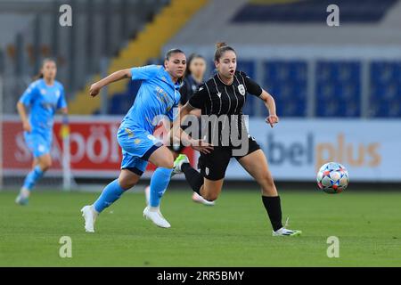 Alexia Richards (Racing FC Union Letzebuerg) e Georgia Chalatsogianni (22 FC PAOK Salonicco) in azione durante la partita di qualificazione alla UEFA Womens Champions League PAOK vs Racing Union all'NV Arena St Polten (Tom Seiss/ SPP) credito: SPP Sport Press Photo. /Alamy Live News Foto Stock