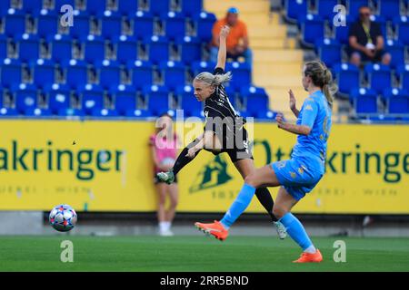 Emelie Helmvall (9 FC PAOK Salonicco) sparando un tiro durante la partita di qualificazione della UEFA Womens Champions League PAOK vs Racing Union all'NV Arena St Polten (Tom Seiss/ SPP) credito: SPP Sport Press Photo. /Alamy Live News Foto Stock