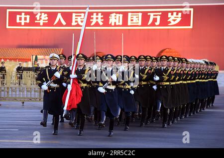 210101 -- PECHINO, 1 gennaio 2021 -- Una grande cerimonia nazionale di innalzamento della bandiera si tiene come parte delle celebrazioni per il Capodanno a Piazza Tian anmen a Pechino, capitale della Cina, 1 gennaio 2021. XINHUA FOTO DEL GIORNO RenxChao PUBLICATIONxNOTxINxCHN Foto Stock