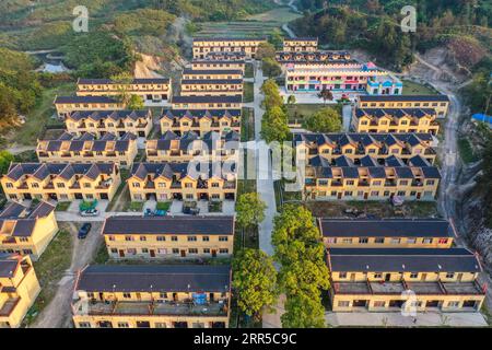 210101 -- PECHINO, 1 gennaio 2021 -- foto aerea scattata il 29 aprile 2020 mostra una vista di un sito di delocalizzazione per la popolazione di Baiku Yao nella contea di Nandan, nella regione autonoma del Guangxi Zhuang nella Cina meridionale. Xinhua titoli: Come la Cina ha superato le prove per un rialzista 2021 CaoxYiming PUBLICATIONxNOTxINxCHN Foto Stock