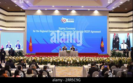 210101 -- PECHINO, 1 gennaio 2021 -- la cerimonia di firma dell'accordo RCEP di partenariato economico globale regionale si svolge tramite videoconferenza ad Hanoi, capitale del Vietnam, 15 novembre 2020. Via Xinhua Xinhua titoli: Come la Cina ha superato le prove per un rialzista 2021 VNA PUBLICATIONxNOTxINxCHN Foto Stock