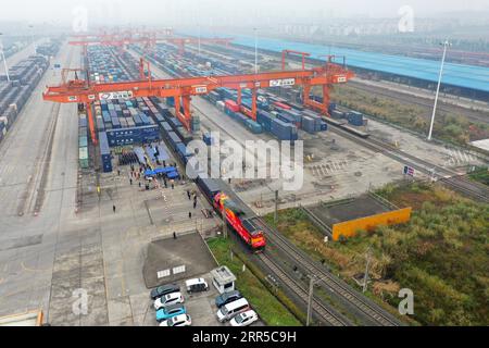 210101 -- CHONGQING, 1 gennaio 2021 -- la foto aerea mostra un treno merci Cina-Europa diretto a Duisburg, in Germania, in partenza dalla stazione di Tuanjiecun nel sud-ovest della Cina, a Chongqing, 1 gennaio 2021. Più di 300 km di distanza a Chengdu, provincia del Sichuan, un altro treno merci Cina-Europa diretto in Polonia è partito lo stesso giorno. Lanciati a Chongqing e Chengdu rispettivamente nel 2011 e nel 2013, i servizi ferroviari merci Cina-Europa hanno notevolmente ridotto la distanza tra la Cina occidentale e l'Europa. Finora, circa 14.000 treni merci hanno collegato le due città con l'Europa, contando mor Foto Stock