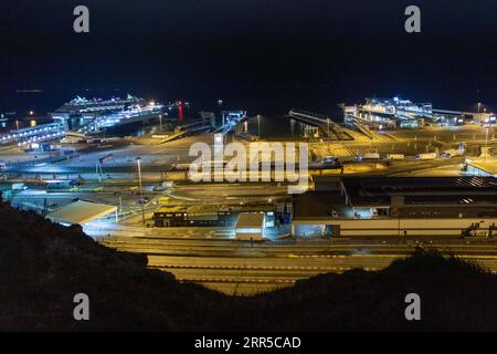 210101 -- DOVER, 1 gennaio 2021 -- foto scattata il 31 dicembre 2020 mostra una visione generale del porto di dover, dopo la fine del periodo di transizione della Brexit, a dover, in Gran Bretagna. La Gran Bretagna e l'Unione europea hanno iniziato un nuovo capitolo nelle loro relazioni con il termine del periodo di transizione alla Brexit alle 2300 GMT di giovedì. Foto di /Xinhua BRITAIN-DOVER-BREXIT-TRANSITION PERIOD-ENDS TimxIreland PUBLICATIONxNOTxINxCHN Foto Stock