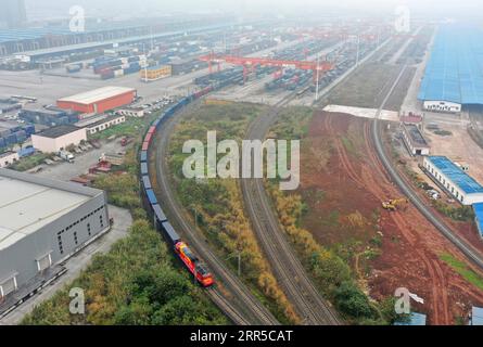 210101 -- CHONGQING, 1 gennaio 2021 -- la foto aerea mostra un treno merci Cina-Europa diretto a Duisburg, in Germania, in partenza dalla stazione di Tuanjiecun nel sud-ovest della Cina, a Chongqing, 1 gennaio 2021. Più di 300 km di distanza a Chengdu, provincia del Sichuan, un altro treno merci Cina-Europa diretto in Polonia è partito lo stesso giorno. Lanciati a Chongqing e Chengdu rispettivamente nel 2011 e nel 2013, i servizi ferroviari merci Cina-Europa hanno notevolmente ridotto la distanza tra la Cina occidentale e l'Europa. Finora, circa 14.000 treni merci hanno collegato le due città con l'Europa, contando mor Foto Stock