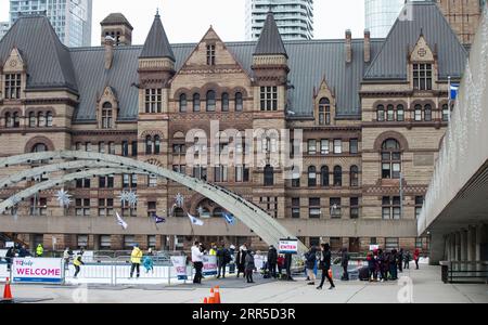 210102 -- TORONTO, 2 gennaio 2021 -- la gente si schiera per pattinare fuori da una pista di pattinaggio all'aperto a Nathan Phillips Square a Toronto, Canada, il 1 gennaio 2021. Molti residenti di Toronto sono andati all'aperto a pattinare sul ghiaccio per celebrare il primo giorno del 2021 il venerdì. Foto di /Xinhua CANADA-TORONTO-SKATING ZouxZheng PUBLICATIONxNOTxINxCHN Foto Stock