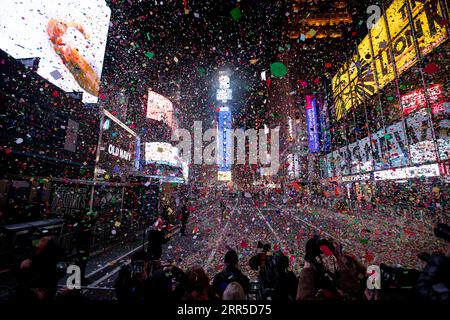 210102 -- PECHINO, 2 gennaio 2021 -- i giornalisti lavorano per coprire l'arrivo dell'anno 2021 durante la celebrazione del nuovo anno a Times Square a New York, negli Stati Uniti, 1 gennaio 2021. La celebrazione del nuovo anno di Times Square è diventata virtuale, senza un pubblico pubblico fisicamente presente all'evento, per aiutare a evitare la diffusione della COVID-19. XINHUA FOTO DEL GIORNO WangxYing PUBLICATIONxNOTxINxCHN Foto Stock