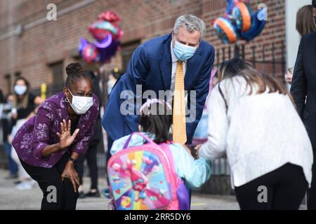 210102 -- NEW YORK, 2 gennaio 2021 -- la foto del file scattata il 21 settembre 2020 mostra che il sindaco di New York Bill de Blasio C e sua moglie Chirlane McCray 1st L accolgono gli studenti Pre-K di nuovo a scuola al Mosaic Pre-K Center nel Queens, New York, Stati Uniti. Il sindaco di New York Bill de Blasio il 2 gennaio 2021 ha twittato per promuovere 42 foto pubblicate dall'Ufficio del Sindaco con il titolo di 2020-NYC The Year in Photos, almeno 12 delle quali riguardano la lotta alla pandemia di COVID-19. Foto di /Handout via Xinhua PER ANDARE CON LA battaglia pandemica evidenziata nella raccolta di foto del sindaco di New York per 2020 US-NEW Y Foto Stock