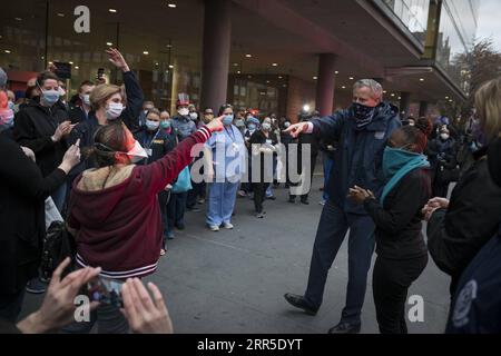 210102 -- NEW YORK, 2 gennaio 2021 -- foto del file scattata il 10 aprile 2020 mostra che il sindaco di New York Bill de Blasio 3rd R, Front e sua moglie Chirlane McCray 2nd R, Front visitano NYC Health Hospitals/Bellevue per applaudire e ringraziare lo staff medico di New York, negli Stati Uniti. Il sindaco di New York Bill de Blasio il 2 gennaio 2021 ha twittato per promuovere 42 foto pubblicate dall'Ufficio del Sindaco con il titolo di 2020-NYC The Year in Photos, almeno 12 delle quali riguardano la lotta alla pandemia di COVID-19. Foto di /Handout via Xinhua PER ANDARE CON LA battaglia pandemica evidenziata nella raccolta di foto del sindaco di New York Foto Stock