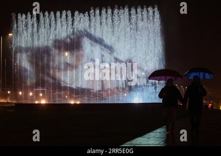 210102 -- ZAGABRIA, 2 gennaio 2021 -- Una fontana è proiettata con un'immagine della città di Petrinja colpita dal terremoto in occasione della giornata del lutto per le vittime del terremoto a Zagabria, Croazia, il 2 gennaio 2020. Un terremoto di magnitudo 6,4 ha colpito la Croazia centrale martedì, uccidendo sette persone e ferendone dozzine. Via Xinhua CROAZIA-ZAGABRIA-TERREMOTO-GIORNO DI LUTTO MarkoxPrpic/Pixsell PUBLICATIONxNOTxINxCHN Foto Stock