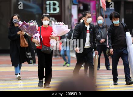 210105 -- HONG KONG, 5 gennaio 2021 -- le persone che indossano maschere facciali sono viste in una strada a Hong Kong, nel sud della Cina, 5 gennaio 2021. Il Centro per la protezione della salute di Hong Kong ha riportato 32 ulteriori casi confermati martedì, portando il totale a 9.049. La cifra giornaliera è scesa dalle 53 del lunedì e dalle 41 della domenica. CINA-HONG KONG-COVID-19-CASI CN WUXXIAOCHU PUBLICATIONXNOTXINXCHN Foto Stock