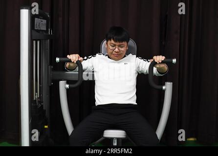 210105 -- CHONGQING, 5 gennaio 2021 -- Liang Pan Exercisions at a training base for the WorldSkills Competition at Chongqing Technician College of Railway Transportation in South West China S Chongqing, 24 novembre 2020. Liang Pan, che una volta non ha superato l'esame di ammissione alla scuola superiore, è ora insegnante al Chongqing Technician College of Railway Transportation. Liang Pan ha impiegato 6 anni per realizzare il sogno, da uno studente di scuola secondaria, un laico di elettronica a un esperto e campione del mondo. Le esperienze lavorative in giovane età hanno fatto capire a Liang Pan l'importanza della padronanza Foto Stock