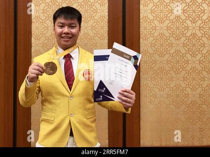 210105 -- CHONGQING, 5 gennaio 2021 -- Liang Pan mostra la sua medaglia d'oro e i suoi certificati per il campionato di elettronica alla 45th WorldSkills Competition, 28 agosto 2019. Liang Pan, che una volta non ha superato l'esame di ammissione alla scuola superiore, è ora insegnante al Chongqing Technician College of Railway Transportation. Liang Pan ha impiegato 6 anni per realizzare il sogno, da uno studente di scuola secondaria, un laico di elettronica a un esperto e campione del mondo. Le esperienze lavorative in giovane età hanno fatto capire a Liang Pan l'importanza di padroneggiare un'abilità e apprezzare l'opportunità di Foto Stock