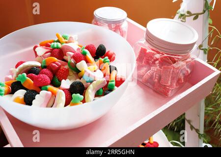 tavolo con tanti dolci in contenitori per una festa Foto Stock