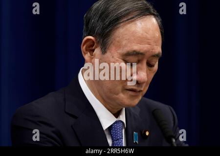 210107 -- TOKYO, 7 gennaio 2021 -- il primo ministro giapponese Yoshihide Suga partecipa a una conferenza stampa presso la residenza ufficiale del primo ministro a Tokyo, in Giappone, il 7 gennaio 2021. Il primo ministro giapponese Yoshihide Suga ha dichiarato lo stato di emergenza nell'area metropolitana di Tokyo, tra cui le prefetture di Tokyo, Saitama, Chiba e Kanagawa giovedì, autorizzando misure più severe per combattere una rinascita delle infezioni da COVID-19. Lo stato di emergenza sarà effettivo da venerdì a febbraio 7, con misure tra cui esortare le persone a rimanere a casa e chiedere ristoranti e bar di smettere di servire alcolici Foto Stock