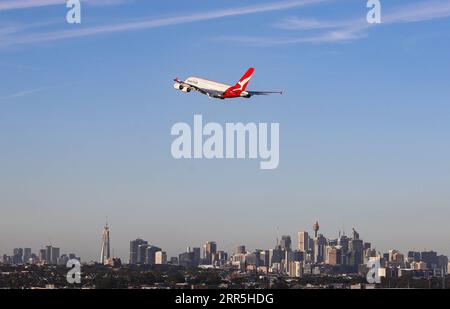 210107 -- SYDNEY, 7 gennaio 2021 -- la foto del file scattata il 18 marzo 2020 mostra un aereo Qantas sopra Sydney, Australia. La compagnia aerea nazionale australiana Qantas ha ripreso le prenotazioni per i voli internazionali dal 1° luglio di quest'anno, in un segno promettente che i viaggi all'estero potrebbero tornare prima del previsto. AUSTRALIA-COMPAGNIA AEREA-RIPRESA PRENOTAZIONE BaixXuefei PUBLICATIONxNOTxINxCHN Foto Stock