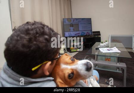 210108 -- NICOSIA, 8 gennaio 2021 -- Un bambino guarda i programmi educativi per gli alunni delle scuole elementari in televisione a Nicosia, Cipro, il 7 gennaio 2021. Foto di /Xinhua CYPRUS-NICOSIA-COVID-19-EDUCATION GeorgexChristophorou PUBLICATIONxNOTxINxCHN Foto Stock