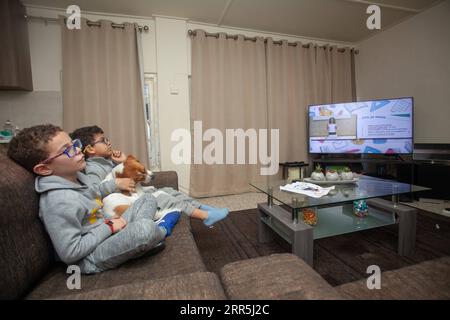 210108 -- NICOSIA, 8 gennaio 2021 -- i bambini guardano i programmi educativi per gli alunni delle scuole elementari in televisione a Nicosia, Cipro, il 7 gennaio 2021. Foto di /Xinhua CYPRUS-NICOSIA-COVID-19-EDUCATION GeorgexChristophorou PUBLICATIONxNOTxINxCHN Foto Stock