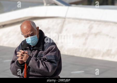 210108 -- NICOSIA, 8 gennaio 2021 -- Un uomo che indossa una maschera facciale è visto nel centro di Nicosia, Cipro, 8 gennaio 2021. Le autorità cipriote stanno estendendo le restrizioni COVID-19 per frenare la rapida diffusione del virus, ha annunciato venerdì il ministro della Sanità Constantinos Ioannou. Ha detto che le restrizioni, che entreranno in vigore da domenica mattina fino alla fine di gennaio, includeranno la chiusura di tutti i negozi, ad eccezione di quelli che offrono servizi essenziali, come supermercati, panetterie e farmacie, il divieto di tutti gli incontri pubblici e privati e il mantenimento del divieto di movimento notturno dalle 21:00 alle 5:00 Foto Stock