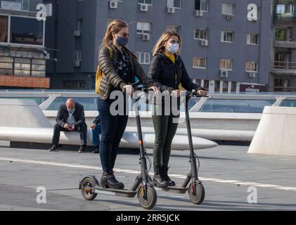 210108 -- NICOSIA, 8 gennaio 2021 -- le donne che indossano maschere facciali sono viste nel centro di Nicosia, Cipro, 8 gennaio 2021. Le autorità cipriote stanno estendendo le restrizioni COVID-19 per frenare la rapida diffusione del virus, ha annunciato venerdì il ministro della Sanità Constantinos Ioannou. Ha detto che le restrizioni, che entreranno in vigore da domenica mattina fino alla fine di gennaio, includeranno la chiusura di tutti i negozi, ad eccezione di quelli che offrono servizi essenziali, come supermercati, panetterie e farmacie, il divieto di tutti gli incontri pubblici e privati e il mantenimento del divieto di movimento notturno dalle 21:00 alle 5:00 Foto Stock