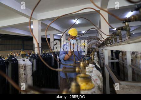 210109 -- CAIRO, 9 gennaio 2021 -- i lavoratori riempiono bombole di ossigeno in una fabbrica per la produzione di ossigeno al Cairo, in Egitto, 5 gennaio 2021. PER ANDARE CON la caratteristica: Consumo di bombole di ossigeno in aumento tra la seconda ondata di COVID-19 EGITTO-FABBRICA-CAIRO-OSSIGENO AhmedxGomaa PUBLICATIONxNOTxINxCHN in Egitto Foto Stock