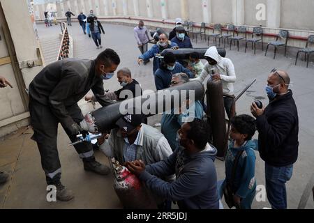 210109 -- CAIRO, 9 gennaio 2021 -- i lavoratori trasportano bombole di ossigeno in una fabbrica per la produzione di ossigeno al Cairo, in Egitto, 5 gennaio 2021. PER ANDARE CON la caratteristica: Consumo di bombole di ossigeno in aumento tra la seconda ondata di COVID-19 EGITTO-FABBRICA-CAIRO-OSSIGENO AhmedxGomaa PUBLICATIONxNOTxINxCHN in Egitto Foto Stock