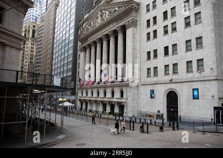 210109 -- NEW YORK, 9 gennaio 2021 -- i pedoni camminano davanti alla Borsa di New York NYSE, a New York, Stati Uniti, 8 gennaio 2021. I datori di lavoro statunitensi hanno ridotto 140.000 posti di lavoro a dicembre, il primo declino mensile dall'aprile 2020, poiché i recenti picchi di COVID-19 hanno interrotto la ripresa del mercato del lavoro, il Dipartimento del lavoro ha riferito venerdì. Il tasso di disoccupazione, che ha registrato una tendenza al ribasso negli ultimi sette mesi, è rimasto invariato al 6,7%, secondo il rapporto mensile sull'occupazione. Foto di /Xinhua U.S.-NEW YORK CITY-COVID-19-DISOCCUPAZIONE TASSO MichaelxNagle PUBLICATIONxNOTxINxCHN Foto Stock