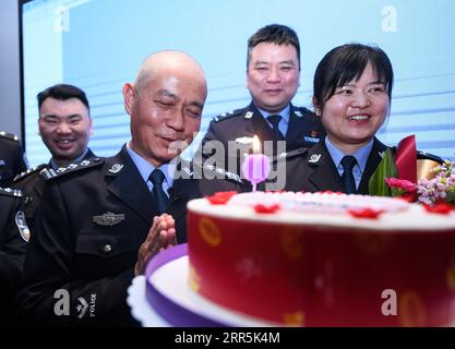 210109 -- CHENGDU, 9 gennaio 2021 -- i colleghi presentano una torta al fronte Qiao Zhibing, L a Chengdu, nella provincia del Sichuan della Cina sud-occidentale, 8 gennaio 2021. Il 10 gennaio 2021 segna la prima giornata cinese della polizia del popolo cinese, ma per Qiao Zhibing, un poliziotto di 59 anni della stazione di polizia di Jiangxi Street del distretto di Wuhou dell'ufficio di pubblica sicurezza di Chengdu, sarà il suo ultimo giorno di polizia in quanto andrà in pensione all'età di 60 anni nel giugno di quest'anno. Mentre si avvicina la giornata della polizia popolare cinese, i colleghi della stazione di polizia hanno tenuto un piccolo forum di addio per ringraziarlo per il duro lavoro svolto per il pubblico Foto Stock