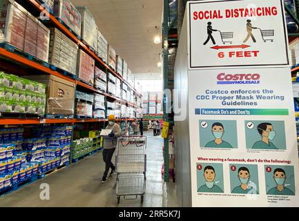210109 -- NEW YORK, 9 gennaio 2021 -- Un cliente trasporta articoli in un negozio Costco a New York, negli Stati Uniti, il 9 gennaio 2021. Il numero totale di casi di COVID-19 negli Stati Uniti ha superato i 22 milioni di sabato, secondo il Center for Systems Science and Engineering CSSE della Johns Hopkins University. U.S.-NEW YORK-COVID-19-CASES-22 MILLION WANGXYING PUBLICATIONXNOTXINXCHN Foto Stock