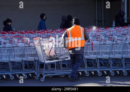 210109 -- NEW YORK, 9 gennaio 2021 -- Un operaio disinfetta i carrelli della spesa a New York, negli Stati Uniti, il 9 gennaio 2021. Il numero totale di casi di COVID-19 negli Stati Uniti ha superato i 22 milioni di sabato, secondo il Center for Systems Science and Engineering CSSE della Johns Hopkins University. U.S.-NEW YORK-COVID-19-CASES-22 MILLION WANGXYING PUBLICATIONXNOTXINXCHN Foto Stock