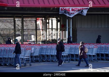 210109 -- NEW YORK, 9 gennaio 2021 -- la gente passa davanti ai carrelli della spesa a New York, negli Stati Uniti, il 9 gennaio 2021. Il numero totale di casi di COVID-19 negli Stati Uniti ha superato i 22 milioni di sabato, secondo il Center for Systems Science and Engineering CSSE della Johns Hopkins University. U.S.-NEW YORK-COVID-19-CASES-22 MILLION WANGXYING PUBLICATIONXNOTXINXCHN Foto Stock