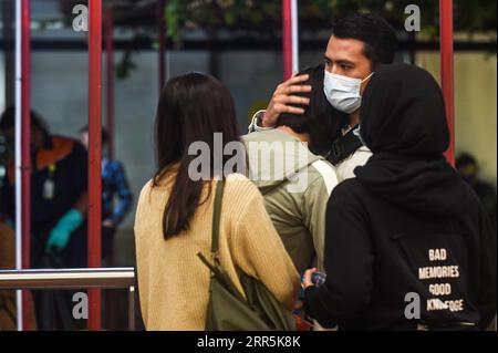 210110 -- TANGERANG, 10 gennaio 2021 -- i parenti dei passeggeri a bordo del volo Sriwijaya Air SJ-182 lasciano il centro di crisi dell'aeroporto di Soekarno-Hatta a Tangerang, Indonesia, 9 gennaio 2021. Il ministro dei trasporti indonesiano Budi Karya Sumadi ha confermato l'incidente di un aereo Boeing 737-500 di una compagnia aerea indonesiana con 62 persone a bordo che hanno perso il contatto con il controllore del traffico aereo sabato pomeriggio. In una conferenza stampa virtuale tenutasi sabato sera, il ministro ha detto che il volo Sriwijaya Air SJ-182 diretto dalla capitale Giacarta alla città di Pontianak nella provincia di Kalimantan occidentale Foto Stock