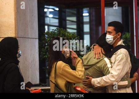 210110 -- TANGERANG, 10 gennaio 2021 -- i parenti dei passeggeri a bordo del volo Sriwijaya Air SJ-182 lasciano il centro di crisi dell'aeroporto di Soekarno-Hatta a Tangerang, Indonesia, 9 gennaio 2021. Il ministro dei trasporti indonesiano Budi Karya Sumadi ha confermato l'incidente di un aereo Boeing 737-500 di una compagnia aerea indonesiana con 62 persone a bordo che hanno perso il contatto con il controllore del traffico aereo sabato pomeriggio. In una conferenza stampa virtuale tenutasi sabato sera, il ministro ha detto che il volo Sriwijaya Air SJ-182 diretto dalla capitale Giacarta alla città di Pontianak nella provincia di Kalimantan occidentale Foto Stock