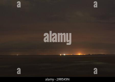 210110 -- TANGERANG, 10 gennaio 2021 -- la foto scattata il 9 gennaio 2021 mostra l'isola di Lancang R e l'isola di Laki L, vicino a dove si credeva che il volo SJ-182 di Sriwijaya Air si fosse schiantato, in Indonesia. Il ministro dei trasporti indonesiano Budi Karya Sumadi ha confermato l'incidente di un aereo Boeing 737-500 di una compagnia aerea indonesiana con 62 persone a bordo che hanno perso il contatto con il controllore del traffico aereo sabato pomeriggio. In una conferenza stampa virtuale tenutasi sabato sera, il ministro ha detto che il volo Sriwijaya Air SJ-182 diretto dalla capitale Giacarta alla città di Pontianak nel Kalimantan ovest p Foto Stock