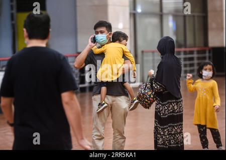 210110 -- TANGERANG, 10 gennaio 2021 -- i parenti dei passeggeri a bordo del volo Sriwijaya Air SJ-182 lasciano il centro di crisi dell'aeroporto di Soekarno-Hatta a Tangerang, Indonesia, 9 gennaio 2021. Il ministro dei trasporti indonesiano Budi Karya Sumadi ha confermato l'incidente di un aereo Boeing 737-500 di una compagnia aerea indonesiana con 62 persone a bordo che hanno perso il contatto con il controllore del traffico aereo sabato pomeriggio. In una conferenza stampa virtuale tenutasi sabato sera, il ministro ha detto che il volo Sriwijaya Air SJ-182 diretto dalla capitale Giacarta alla città di Pontianak nella provincia di Kalimantan occidentale Foto Stock