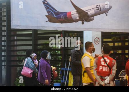 210110 -- TANGERANG, 10 gennaio 2021 -- i parenti dei passeggeri a bordo del volo Sriwijaya Air SJ-182 lasciano il centro di crisi dell'aeroporto di Soekarno-Hatta a Tangerang, Indonesia, 9 gennaio 2021. Il ministro dei trasporti indonesiano Budi Karya Sumadi ha confermato l'incidente di un aereo Boeing 737-500 di una compagnia aerea indonesiana con 62 persone a bordo che hanno perso il contatto con il controllore del traffico aereo sabato pomeriggio. In una conferenza stampa virtuale tenutasi sabato sera, il ministro ha detto che il volo Sriwijaya Air SJ-182 diretto dalla capitale Giacarta alla città di Pontianak nella provincia di Kalimantan occidentale Foto Stock