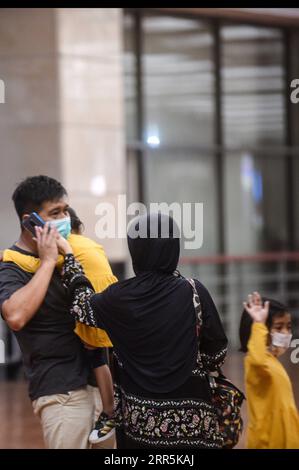210110 -- TANGERANG, 10 gennaio 2021 -- i parenti dei passeggeri a bordo del volo Sriwijaya Air SJ-182 lasciano il centro di crisi dell'aeroporto di Soekarno-Hatta a Tangerang, Indonesia, 9 gennaio 2021. Il ministro dei trasporti indonesiano Budi Karya Sumadi ha confermato l'incidente di un aereo Boeing 737-500 di una compagnia aerea indonesiana con 62 persone a bordo che hanno perso il contatto con il controllore del traffico aereo sabato pomeriggio. In una conferenza stampa virtuale tenutasi sabato sera, il ministro ha detto che il volo Sriwijaya Air SJ-182 diretto dalla capitale Giacarta alla città di Pontianak nella provincia di Kalimantan occidentale Foto Stock