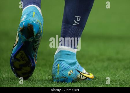 Lione, Francia, 3 settembre 2023. I dettagli di Kylian Mbappe degli stivali Nike Mercurial personalizzati di PSG sono visibili durante il riscaldamento prima della partita di Ligue 1 al Groupama Stadium di Lione. Il credito fotografico dovrebbe leggere: Jonathan Moscrop / Sportimage Foto Stock