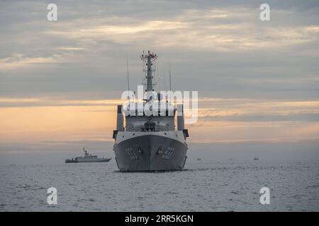 210110 -- LANCANG ISLAND, 10 gennaio 2021 -- Una nave della Marina conduce un'operazione di ricerca nel sito dell'incidente aereo del volo Sriwijaya Air SJ-182 nelle acque dell'isola di Lancang, 10 gennaio 2021. Il ministro dei trasporti indonesiano Budi Karya Sumadi ha confermato l'incidente di un aereo Boeing 737-500 di una compagnia aerea indonesiana con 62 persone a bordo che hanno perso il contatto con il controllore del traffico aereo sabato pomeriggio. In una conferenza stampa virtuale tenutasi sabato sera, il ministro ha detto che il volo Sriwijaya Air SJ-182 diretto dalla capitale Giacarta alla città di Pontianak nel West Kalimantan provin Foto Stock