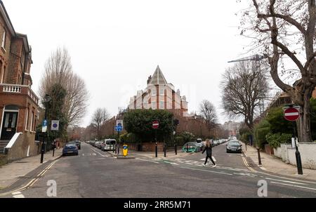 210110 -- LONDRA, 10 gennaio 2021 -- Una donna cammina in una tranquilla zona residenziale a Londra, in Gran Bretagna, 10 gennaio 2020. I decessi correlati al coronavirus in Gran Bretagna hanno superato i 80.000 di sabato, mentre altri 1.035 sono stati segnalati nel paese. REGNO UNITO-LONDRA-COVID-19-CASI HanxYan PUBLICATIONxNOTxINxCHN Foto Stock