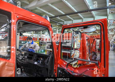 210111 -- CHANGCHUN, 11 gennaio 2021 -- Un operaio assembla un veicolo alla linea di assemblaggio finale del costruttore di camion FAW-Jiefang a Changchun, provincia di Jilin, Cina nord-orientale, 5 gennaio 2021. Nel 2020, secondo il National Bureau of Statistics NBS, il PPI dell'indice dei prezzi alla produzione cinese è sceso del 1,8% rispetto all'anno precedente. CHINA-ECONOMY-PPI-DECLINE CN ZhangxNan PUBLICATIONxNOTxINxCHN Foto Stock