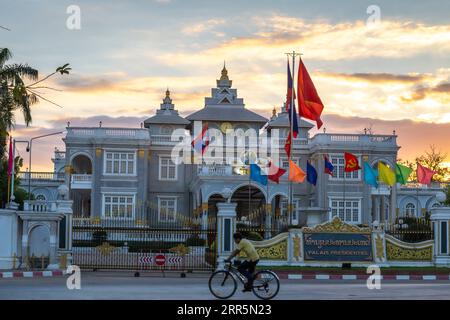 210111 -- VIENTIANE, 11 gennaio 2021 -- il Palazzo Presidenziale è decorato con bandiere a Vientiane, capitale del Laos, 8 gennaio 2021. I preparativi per l'undicesimo Congresso del Partito Rivoluzionario del popolo del Laos LPRP che si terrà questa settimana a metà gennaio, il quotidiano locale Vientiane Times riportato domenica. L'undicesimo Congresso del Partito LPRP si svolgerà a Vientiane, capitale del Laos, dal mercoledì al venerdì. Foto di /Xinhua LAOS-VIENTIANE-LPRP-CONGRESS-PREPARATION KaikeoxSaiyasane PUBLICATIONxNOTxINxCHN Foto Stock