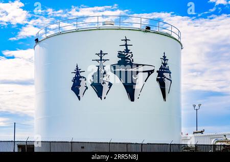 Un serbatoio di stoccaggio dell'acqua ospita un murale navale presso la Ingalls Shipbuilding East Bank, una divisione della Huntington Ingalls Industries a Pascagoula, Mississippi. Foto Stock