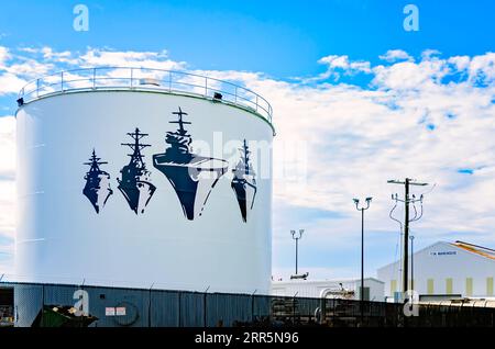 Un serbatoio di stoccaggio dell'acqua ospita un murale navale presso la Ingalls Shipbuilding East Bank, una divisione della Huntington Ingalls Industries a Pascagoula, Mississippi. Foto Stock