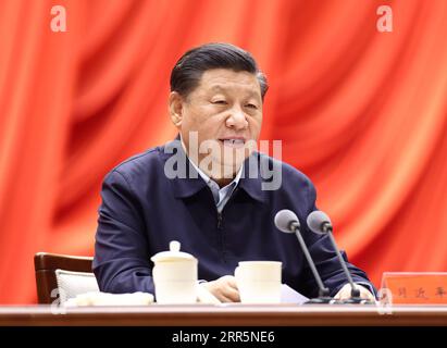 News Bilder des Tages 210111 -- PECHINO, 11 gennaio 2021 -- il presidente cinese Xi Jinping, anche segretario generale del Comitato centrale del PCC del Partito Comunista Cinese e presidente della Commissione militare centrale, affronta l'apertura di una sessione di studio presso la Scuola del Partito del Comitato centrale del PCC, cui partecipano funzionari di livello provinciale e ministeriale, 11 gennaio 2021. CHINA-BEIJING-XI JINPING-STUDY SESSION-PARTY SCHOOL-ADDRESS CN JUXPENG PUBLICATIONXNOTXINXCHN Foto Stock