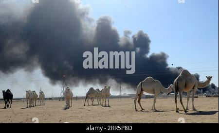 210112 -- GOVERNATORATO DI JAHRA, 12 gennaio 2021 -- foto scattata il 12 gennaio 2021 mostra il fuoco in un deposito di pneumatici nel Governatorato di Jahra, Kuwait. L'incendio, che è scoppiato martedì in un deposito di pneumatici di 5.000 metri quadrati nel Governatorato di Jahra, è stato messo sotto controllo senza alcuna notizia di vittime, ha detto la Kuwait Fire Force. Foto di /Xinhua KUWAIT-JAHRA GOVERNORATE-TYRE YARD-FIRE Asad PUBLICATIONxNOTxINxCHN Foto Stock